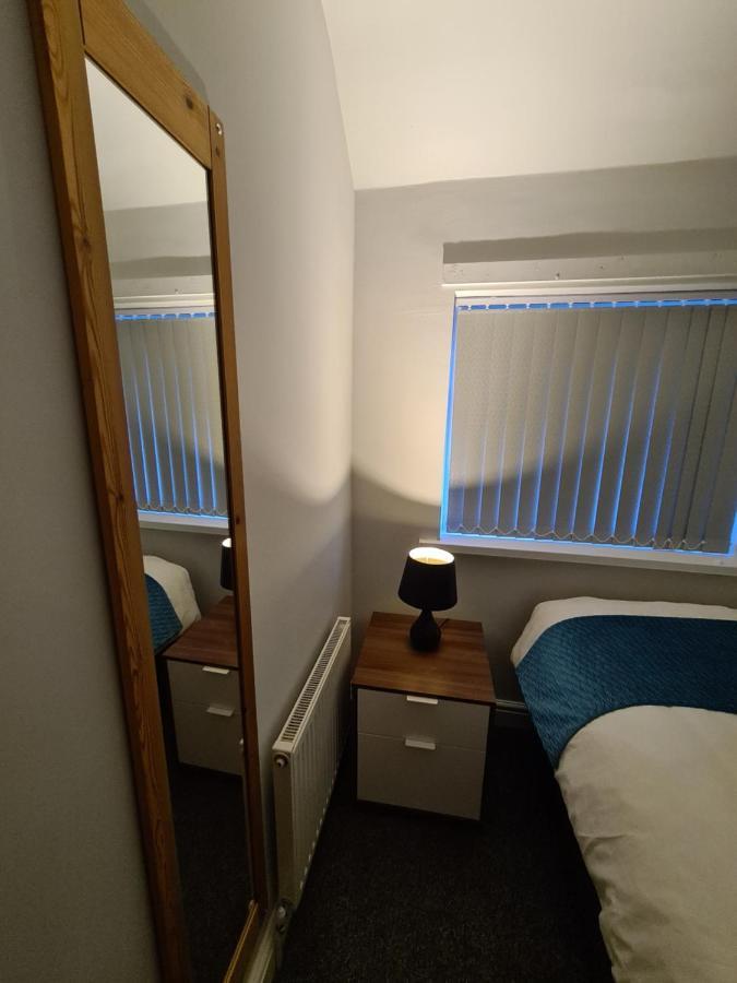 Holiday home Whole House - 4 Bedrooms - Parking - Sleeps 8