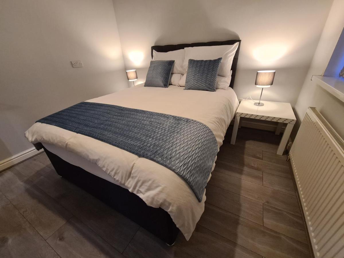 Whole House - 4 Bedrooms - Parking - Sleeps 8 * Birmingham