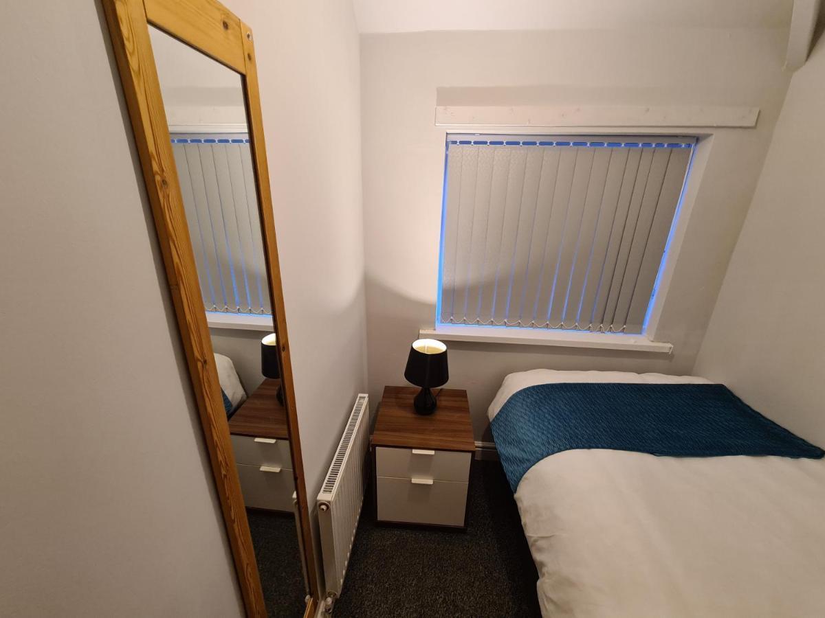 Whole House - 4 Bedrooms - Parking - Sleeps 8 Holiday home *