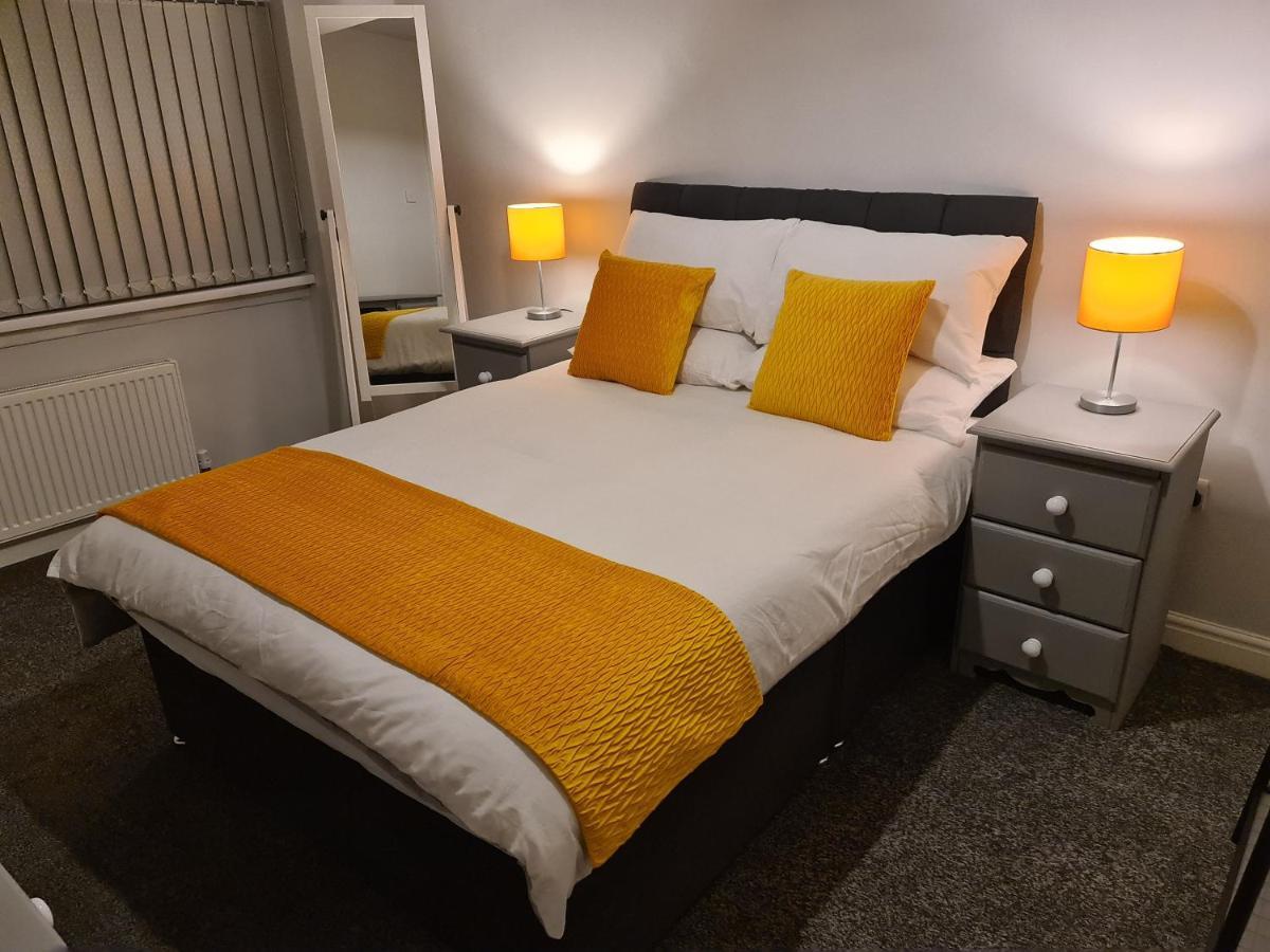 Holiday home Whole House - 4 Bedrooms - Parking - Sleeps 8 Birmingham