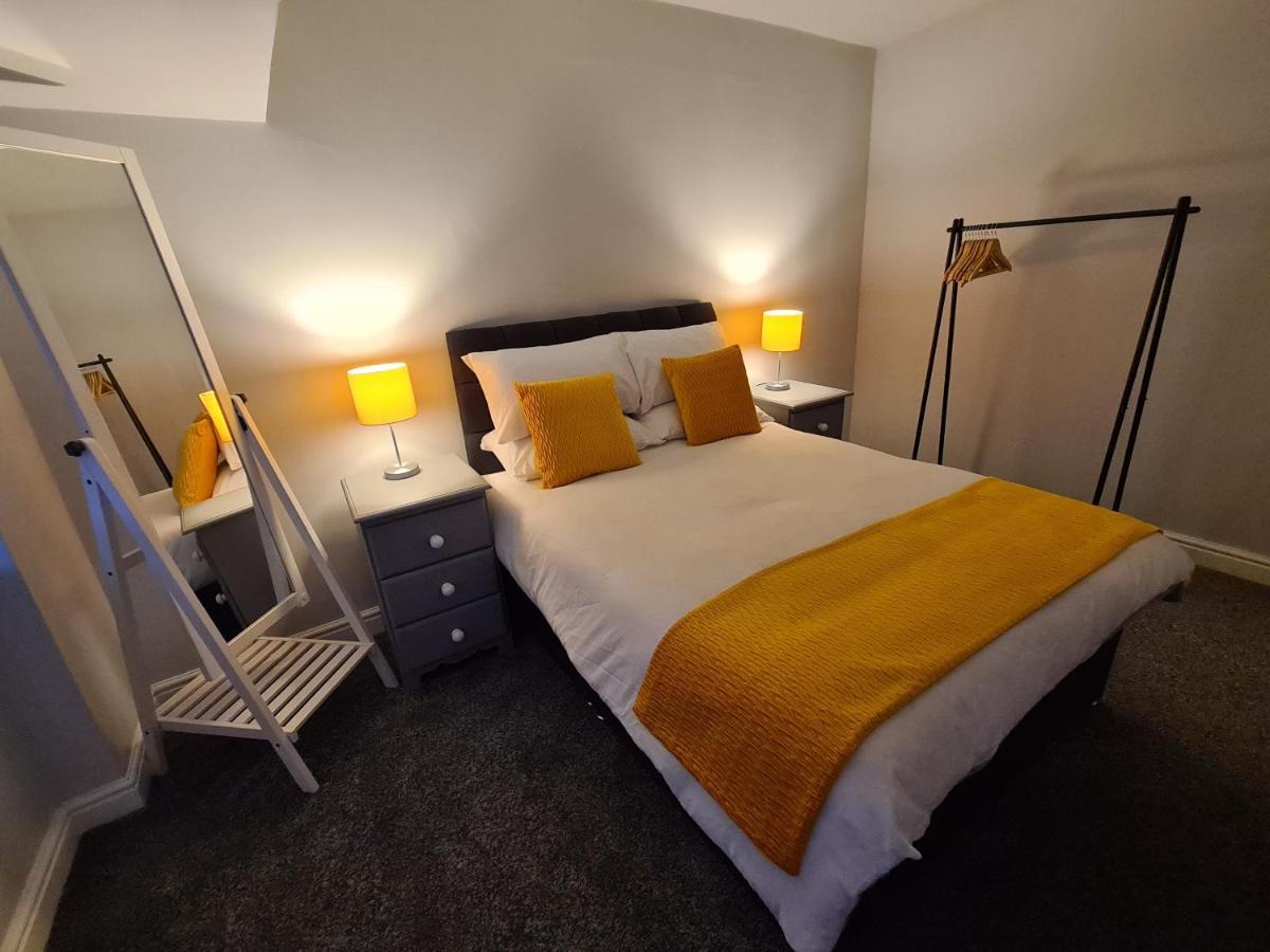 Whole House - 4 Bedrooms - Parking - Sleeps 8