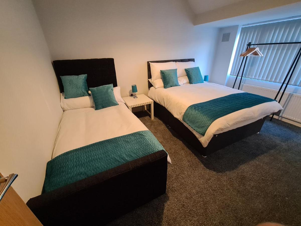 Whole House - 4 Bedrooms - Parking - Sleeps 8 Holiday home *