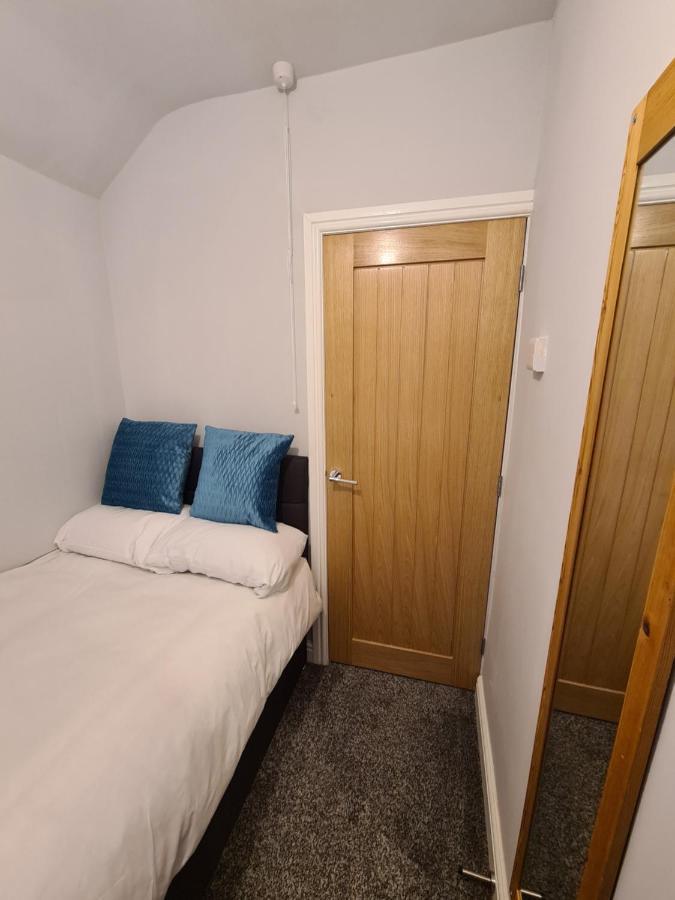 Whole House - 4 Bedrooms - Parking - Sleeps 8
