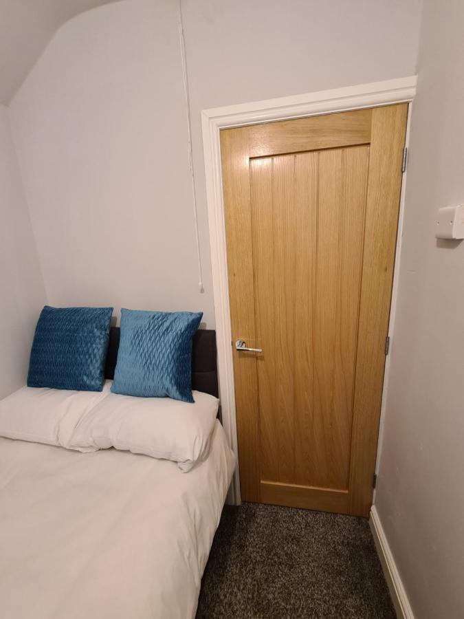 Whole House - 4 Bedrooms - Parking - Sleeps 8 Holiday home *