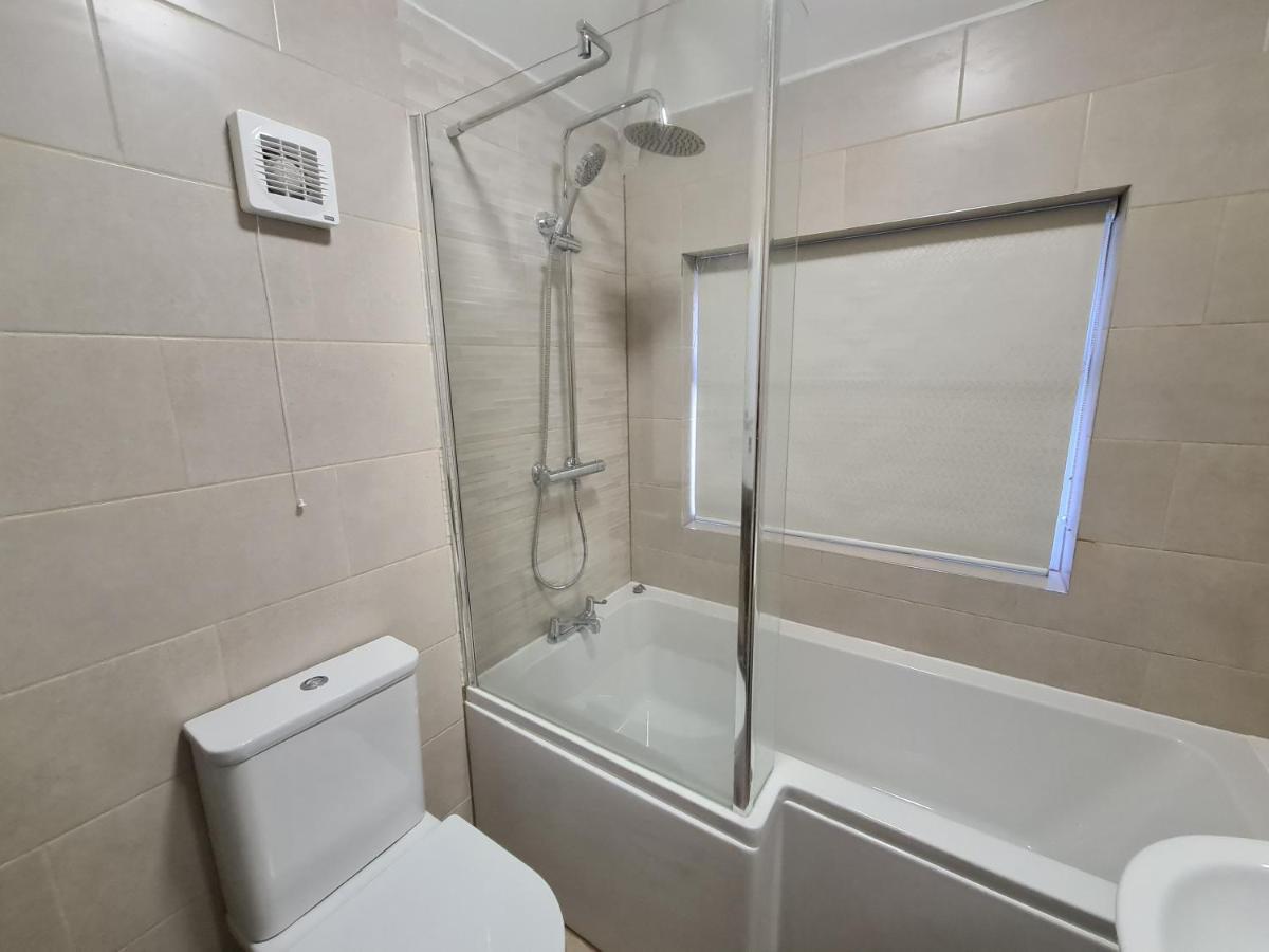 Holiday home Whole House - 4 Bedrooms - Parking - Sleeps 8 Birmingham