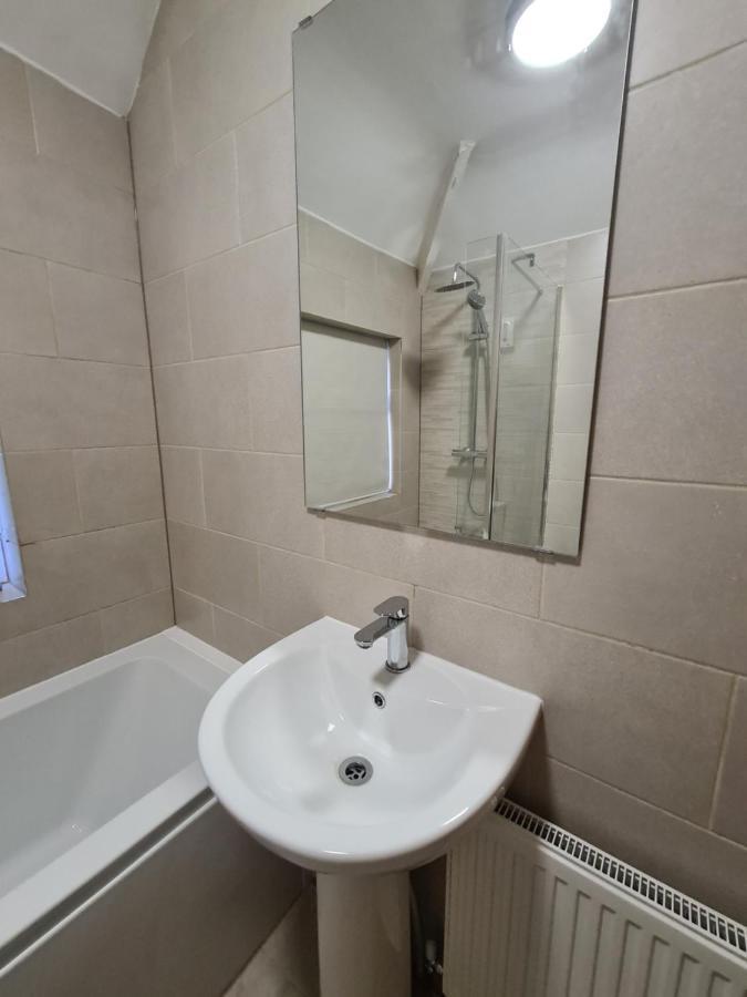 Holiday home Whole House - 4 Bedrooms - Parking - Sleeps 8