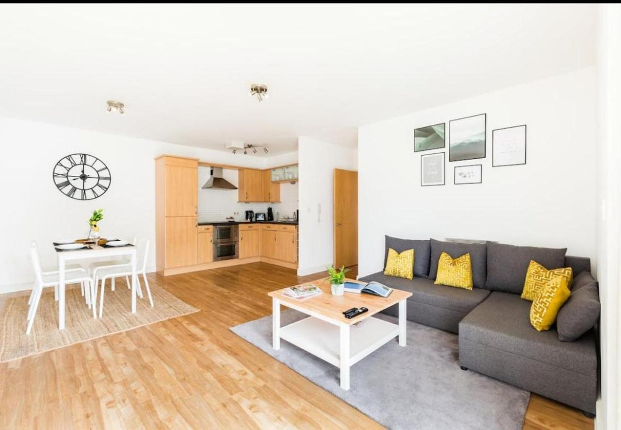 Kinara Properties - Luxury 2 Bed Apartment, Local To Uob, Qe, Royal Orthopaedic Hospital, 10 Mins From Centre, Free Parking