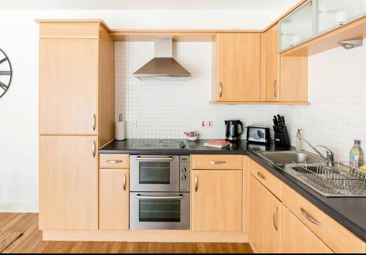 Kinara Properties - Luxury 2 Bed Apartment, Local To Uob, Qe, Royal Orthopaedic Hospital, 10 Mins From Centre, Free Parking Birmingham