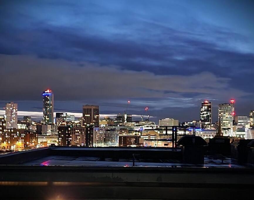 Penthouse - Amazing Skyline Views - Free Parking - Balcony - Utilita Arena - New St Station - Bullring Shopping Apartment