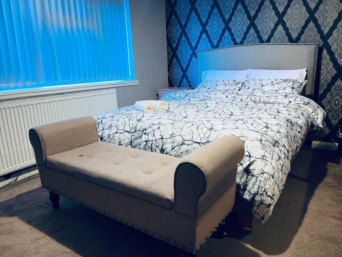 Holiday home 3 Bedroom House,close To M6-express Way To Centre Birmingham