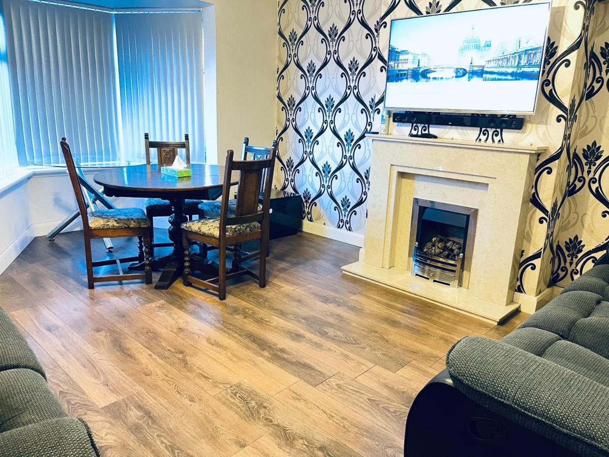 Holiday home 3 Bedroom House,close To M6-express Way To Centre *