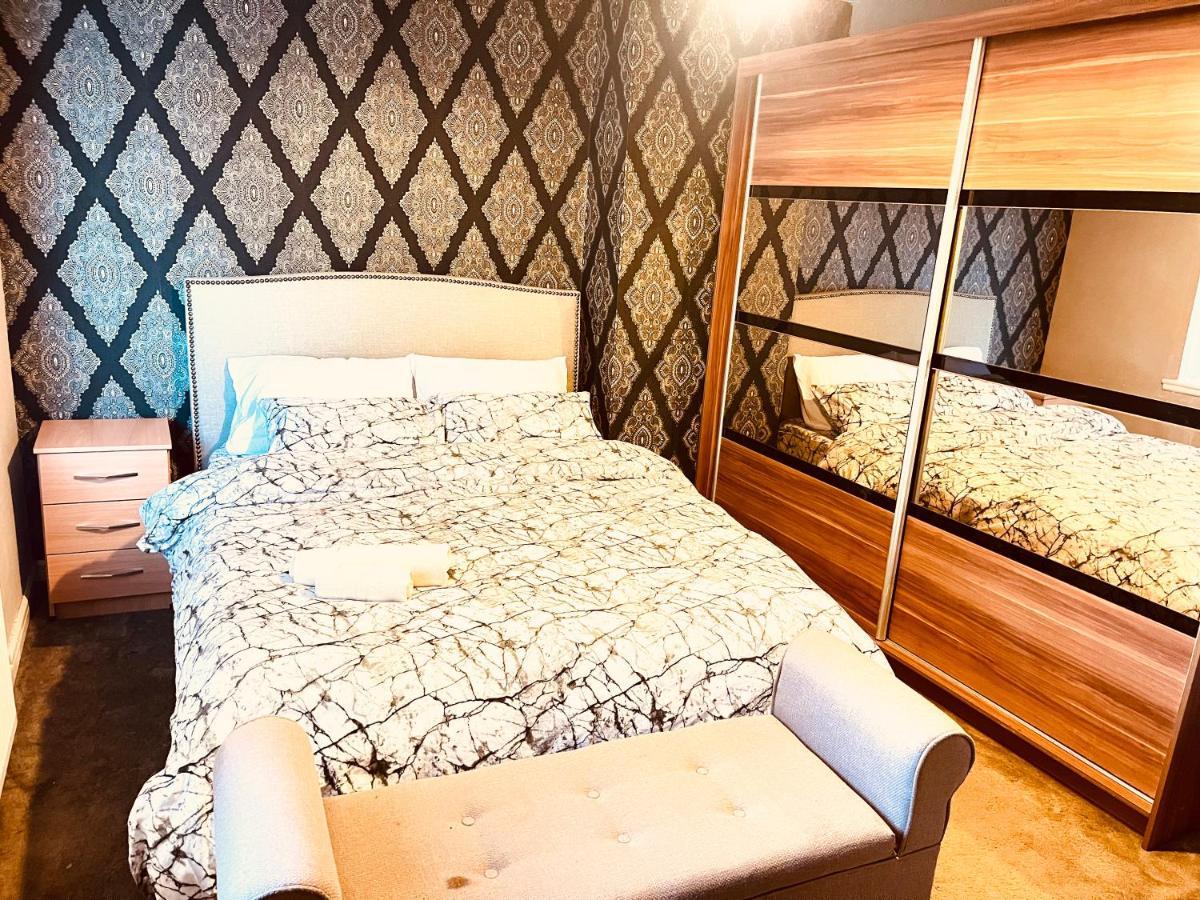 3 Bedroom House,close To M6-express Way To Centre Holiday home *