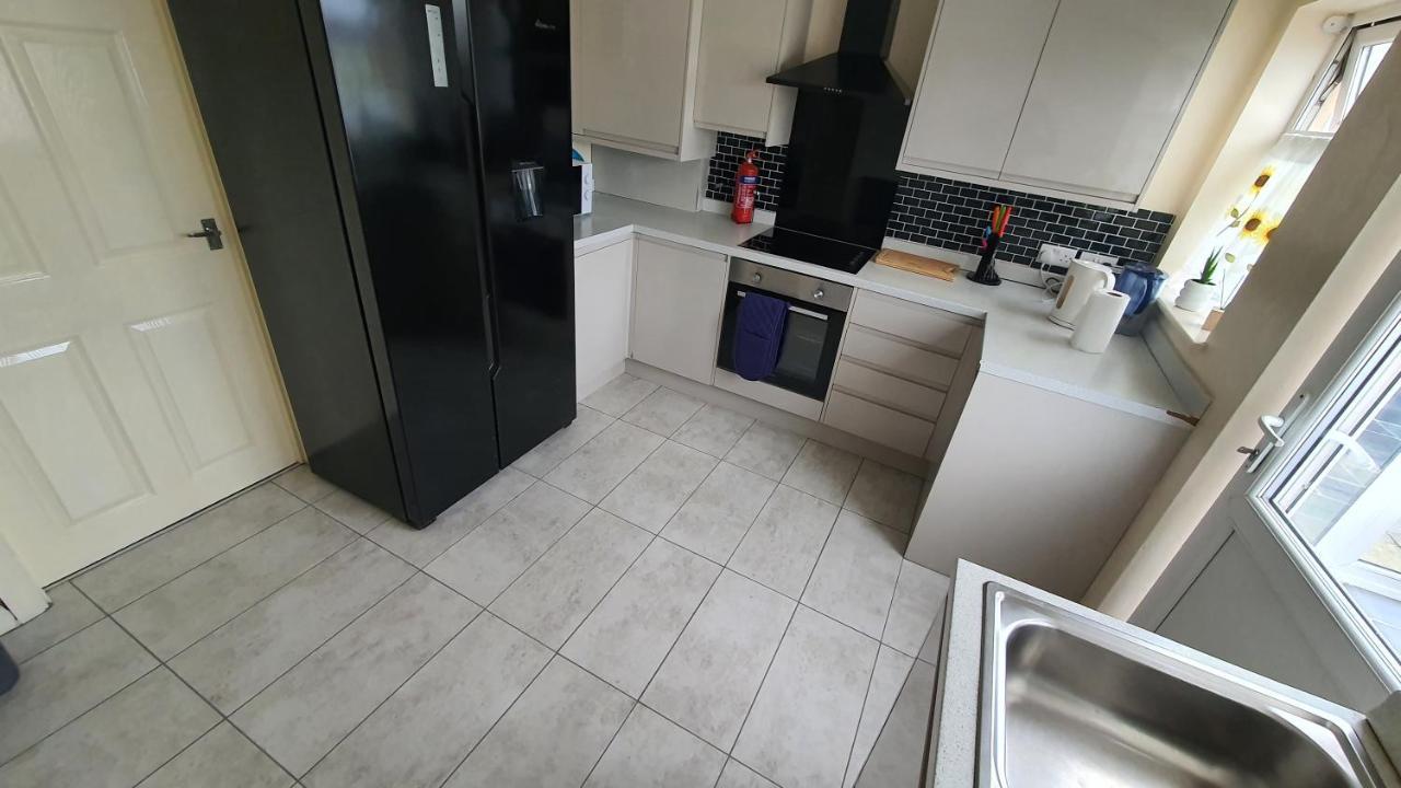 Spacious 3-bedroom In With Driveway Parking Apartment
