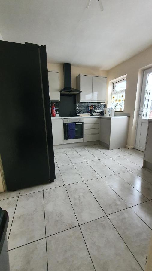 Apartment Spacious 3-bedroom In With Driveway Parking *