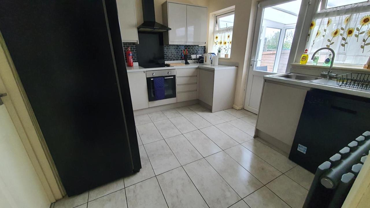 Spacious 3-bedroom In With Driveway Parking *