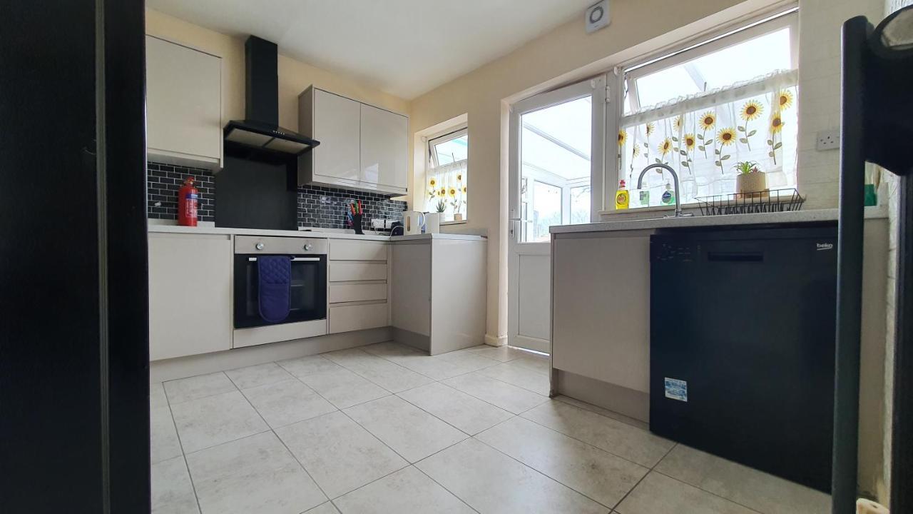 Spacious 3-bedroom In With Driveway Parking Apartment