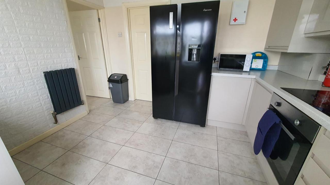 Spacious 3-bedroom In With Driveway Parking *