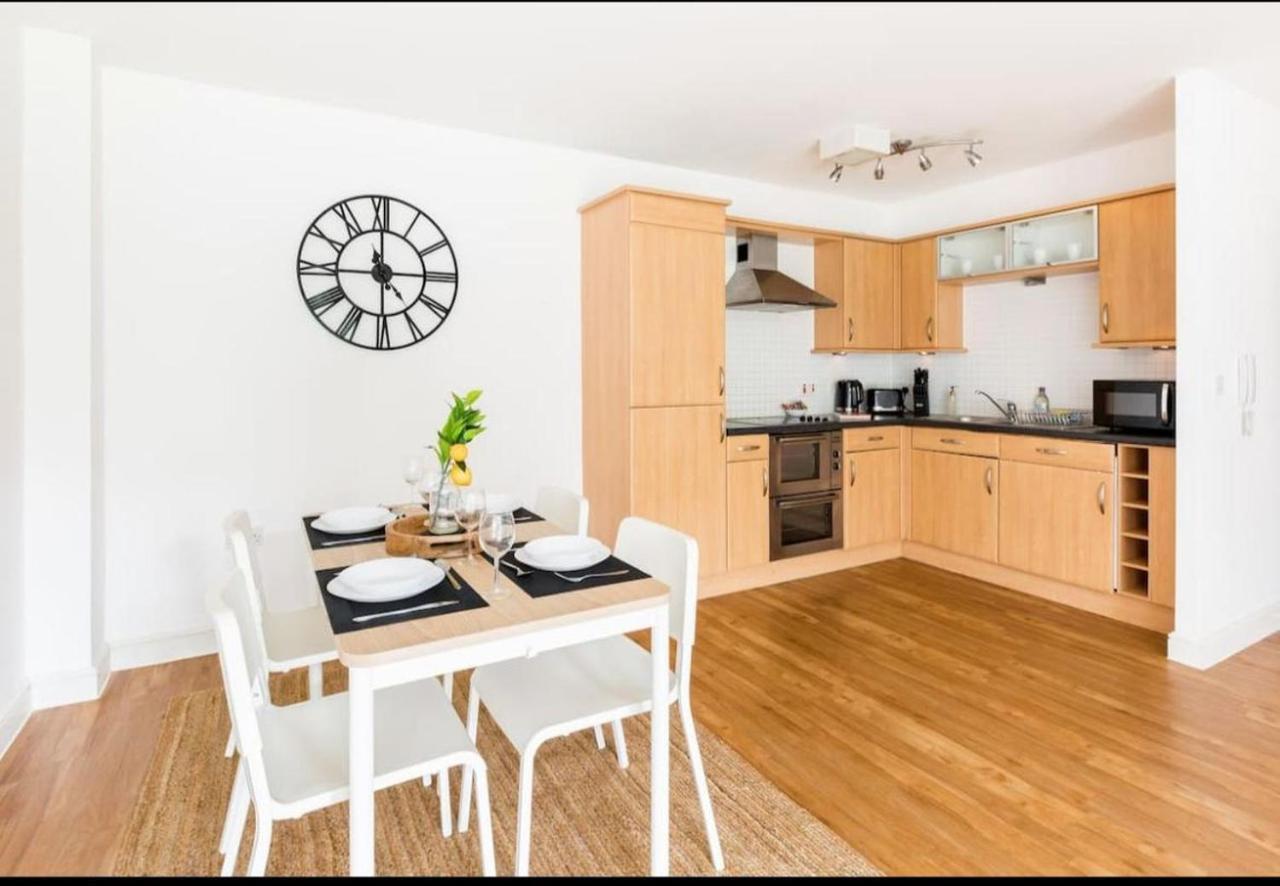 Kinara Properties - Luxury 2 Bed Apartment, Local To Uob, Qe, Royal Orthopaedic Hospital, 10 Mins From Centre, Free Parking *