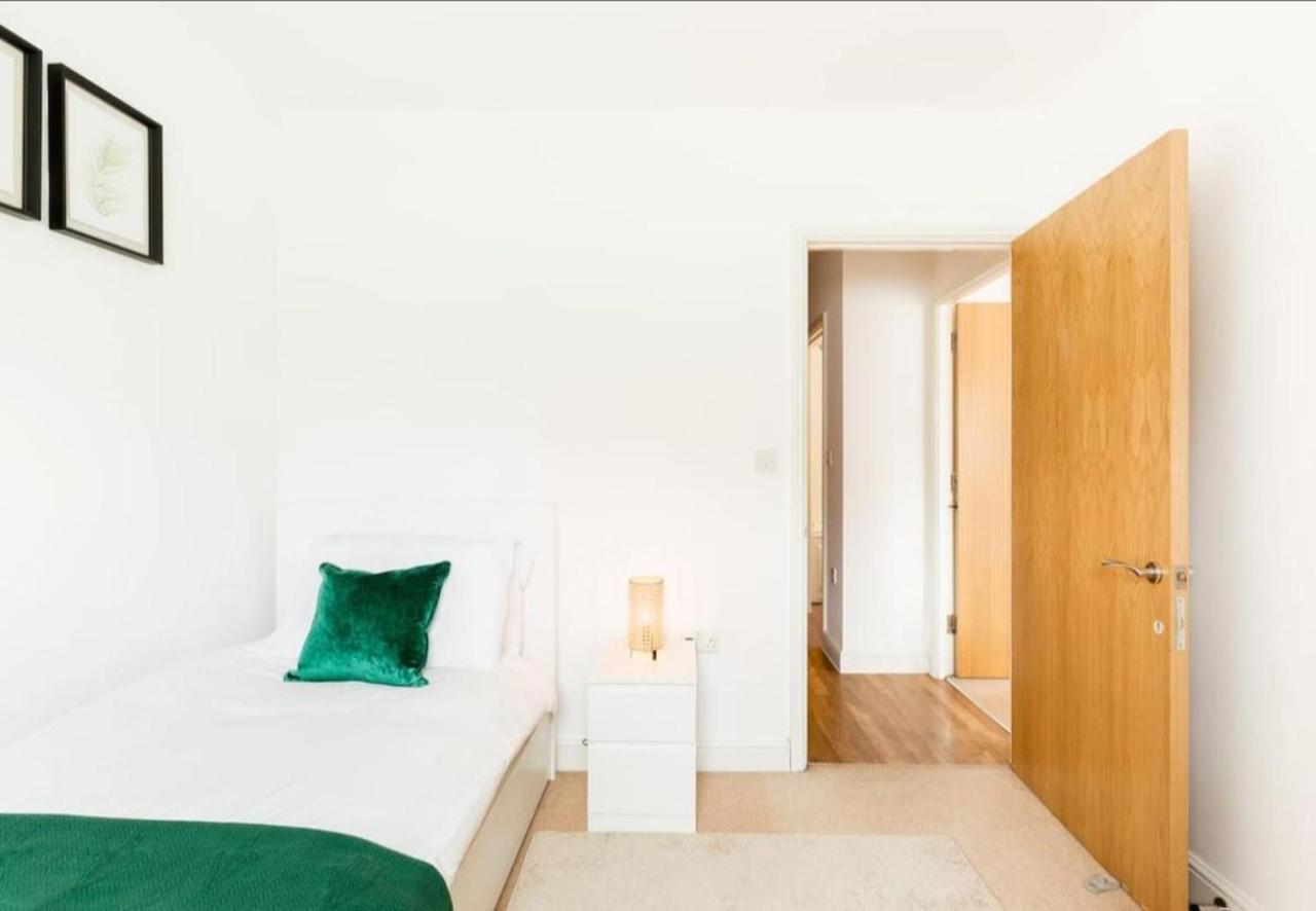 Kinara Properties - Luxury 2 Bed Apartment, Local To Uob, Qe, Royal Orthopaedic Hospital, 10 Mins From Centre, Free Parking *