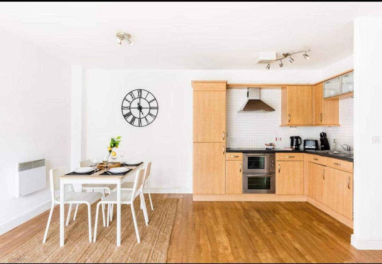 Kinara Properties - Luxury 2 Bed Apartment, Local To Uob, Qe, Royal Orthopaedic Hospital, 10 Mins From Centre, Free Parking Birmingham