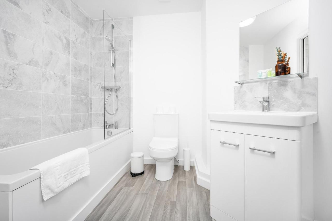 Luxury Two Bedroom - Parking - Smart Tv - Wifi Apartment