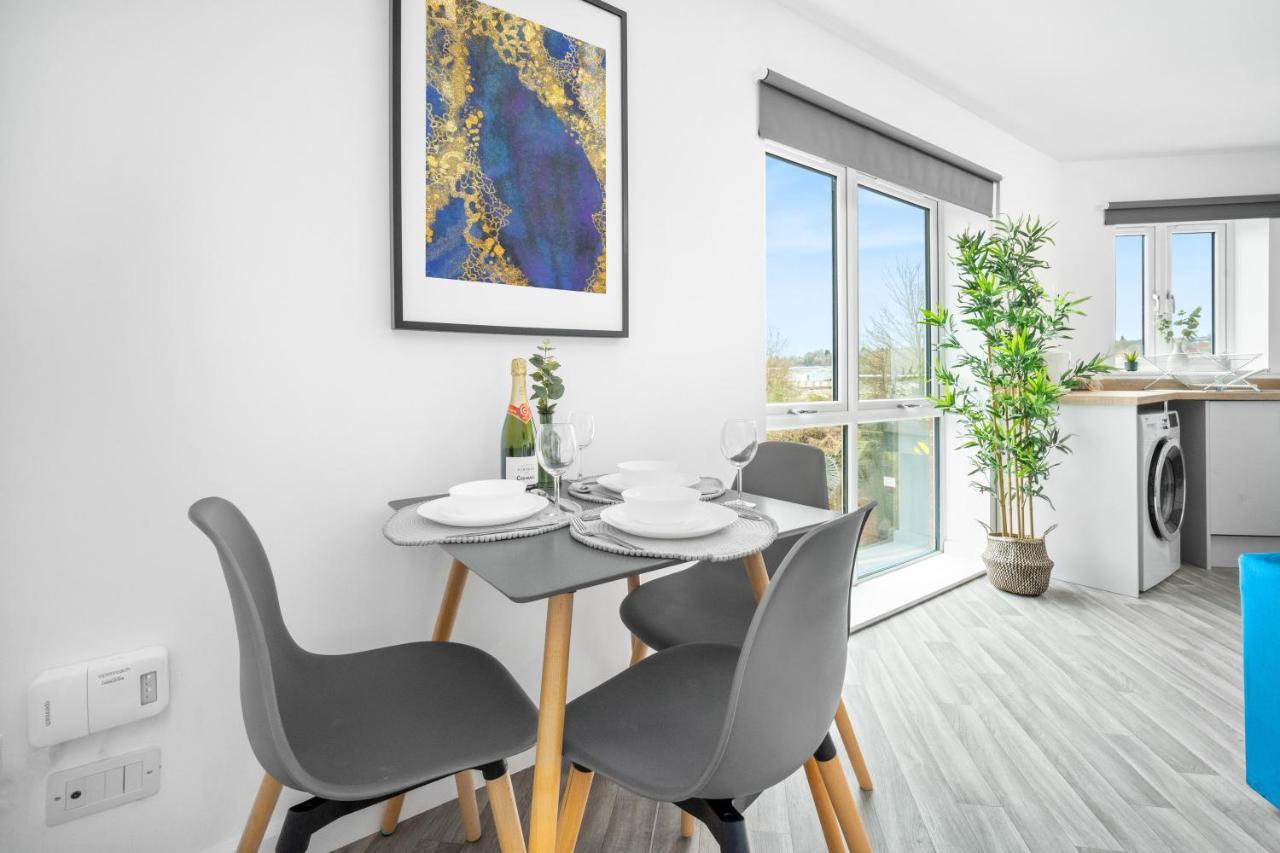 Luxury Two Bedroom - Parking - Smart Tv - Wifi Apartment *