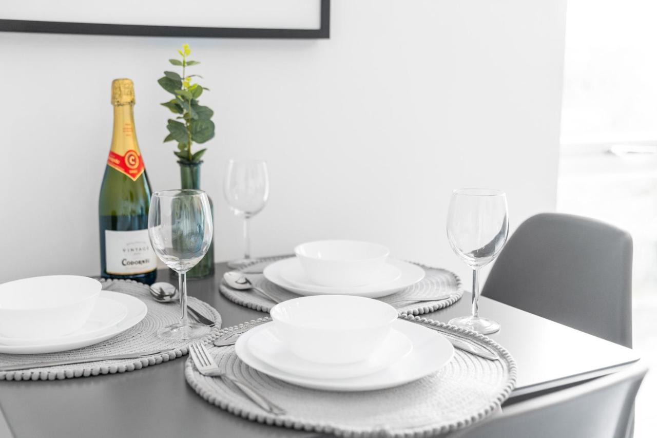 Luxury Two Bedroom - Parking - Smart Tv - Wifi Apartment