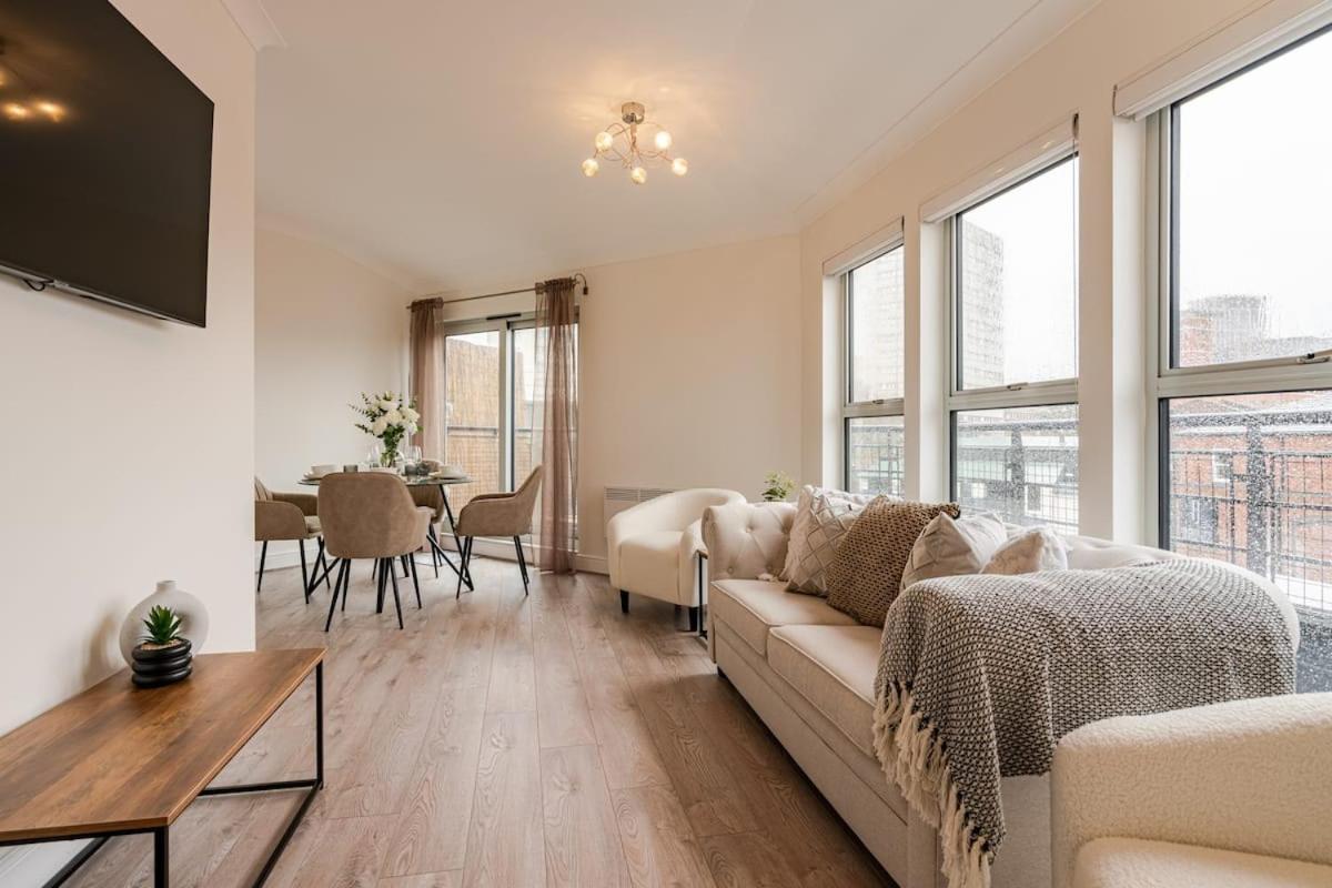Cosy Penthouse In Centre With Free Parking & Wrap Around Balcony Birmingham