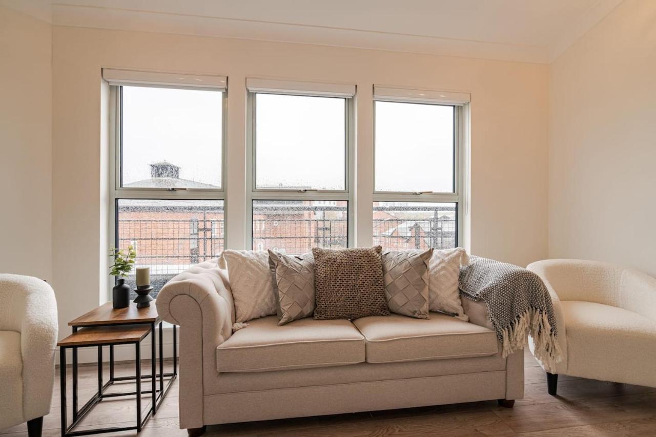 Apartment Cosy Penthouse In Centre With Free Parking & Wrap Around Balcony *