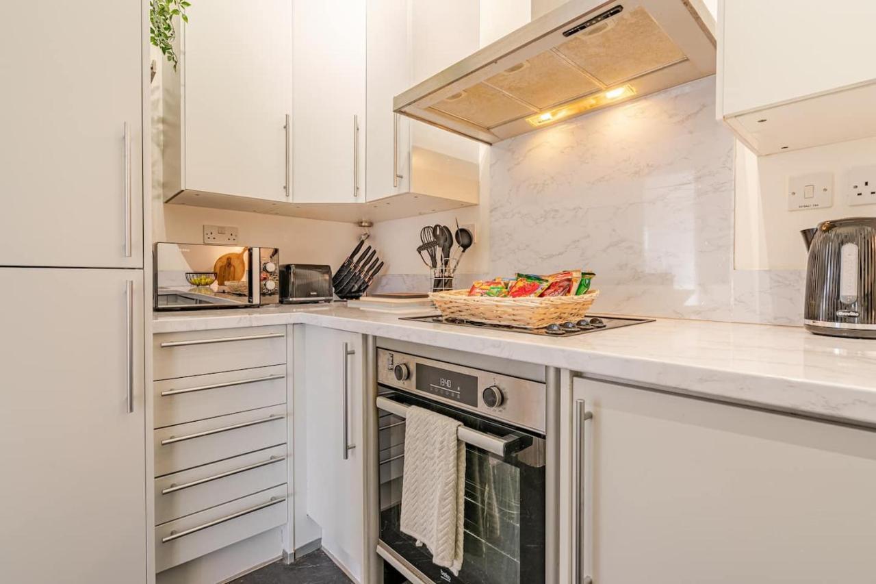 Apartment Cosy Penthouse In Centre With Free Parking & Wrap Around Balcony *