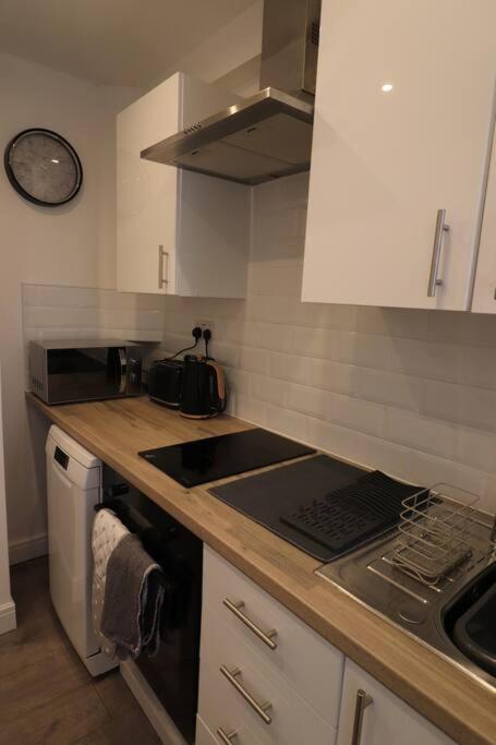 Stylish One Bed With Off Road Parking Apartment *