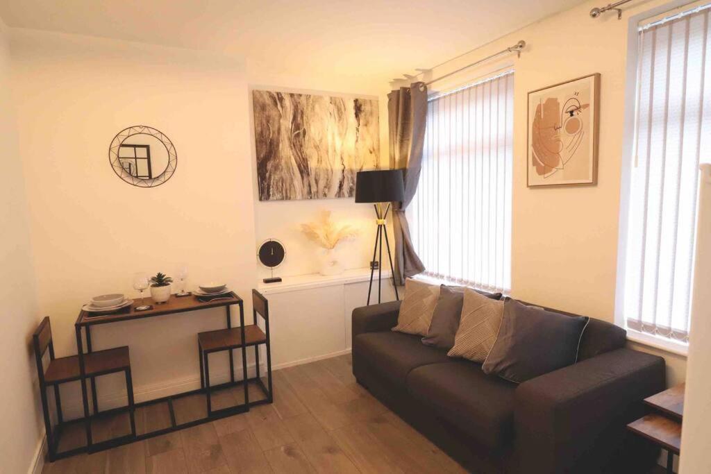 Stylish One Bed With Off Road Parking Apartment *