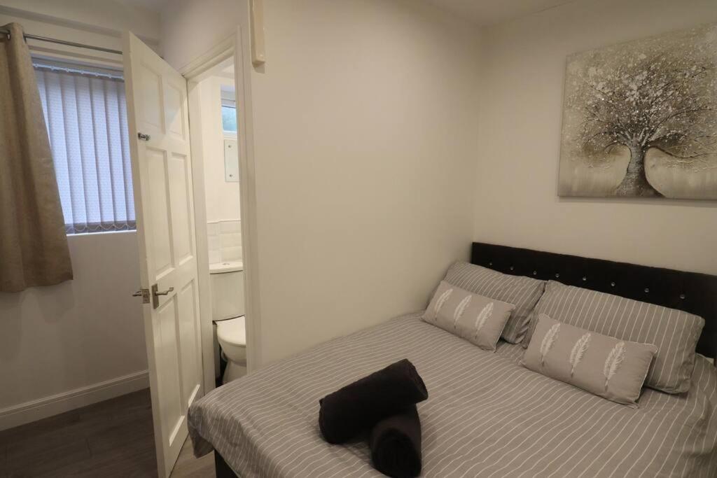 Stylish One Bed With Off Road Parking *