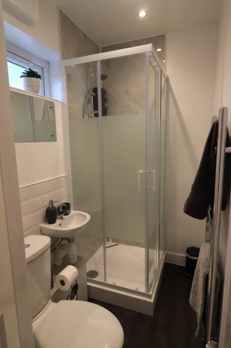 Apartment Stylish One Bed With Off Road Parking Birmingham