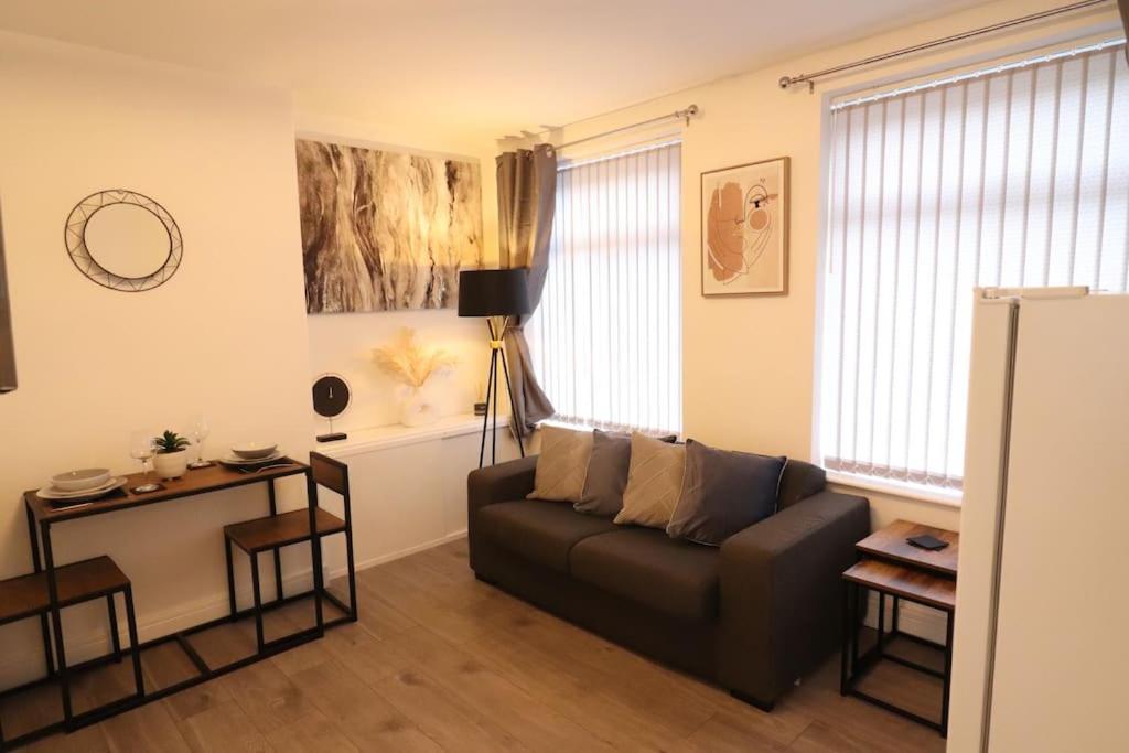 Apartment Stylish One Bed With Off Road Parking Birmingham