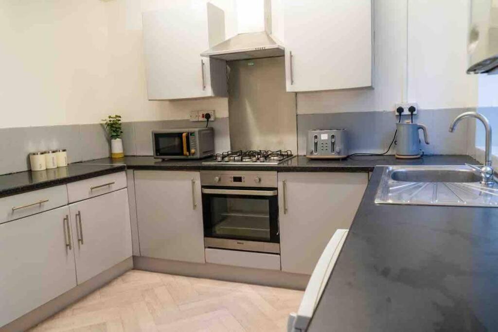 Holiday home 4 Bed House In Harborne - Sleeps 7 Guests - 5 Min Walk To Qe Hospital *