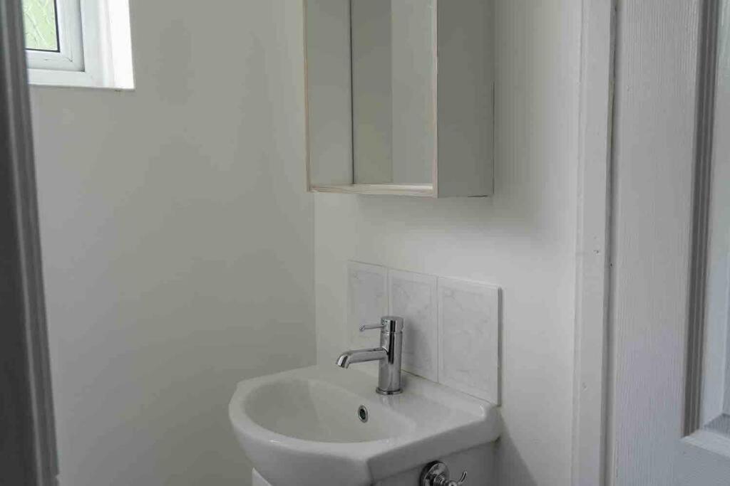 4 Bed House In Harborne - Sleeps 7 Guests - 5 Min Walk To Qe Hospital * Birmingham