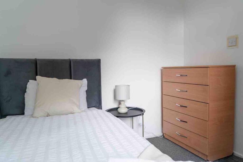 Holiday home 4 Bed House In Harborne - Sleeps 7 Guests - 5 Min Walk To Qe Hospital Birmingham