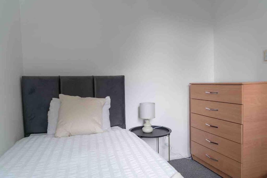 Holiday home 4 Bed House In Harborne - Sleeps 7 Guests - 5 Min Walk To Qe Hospital *