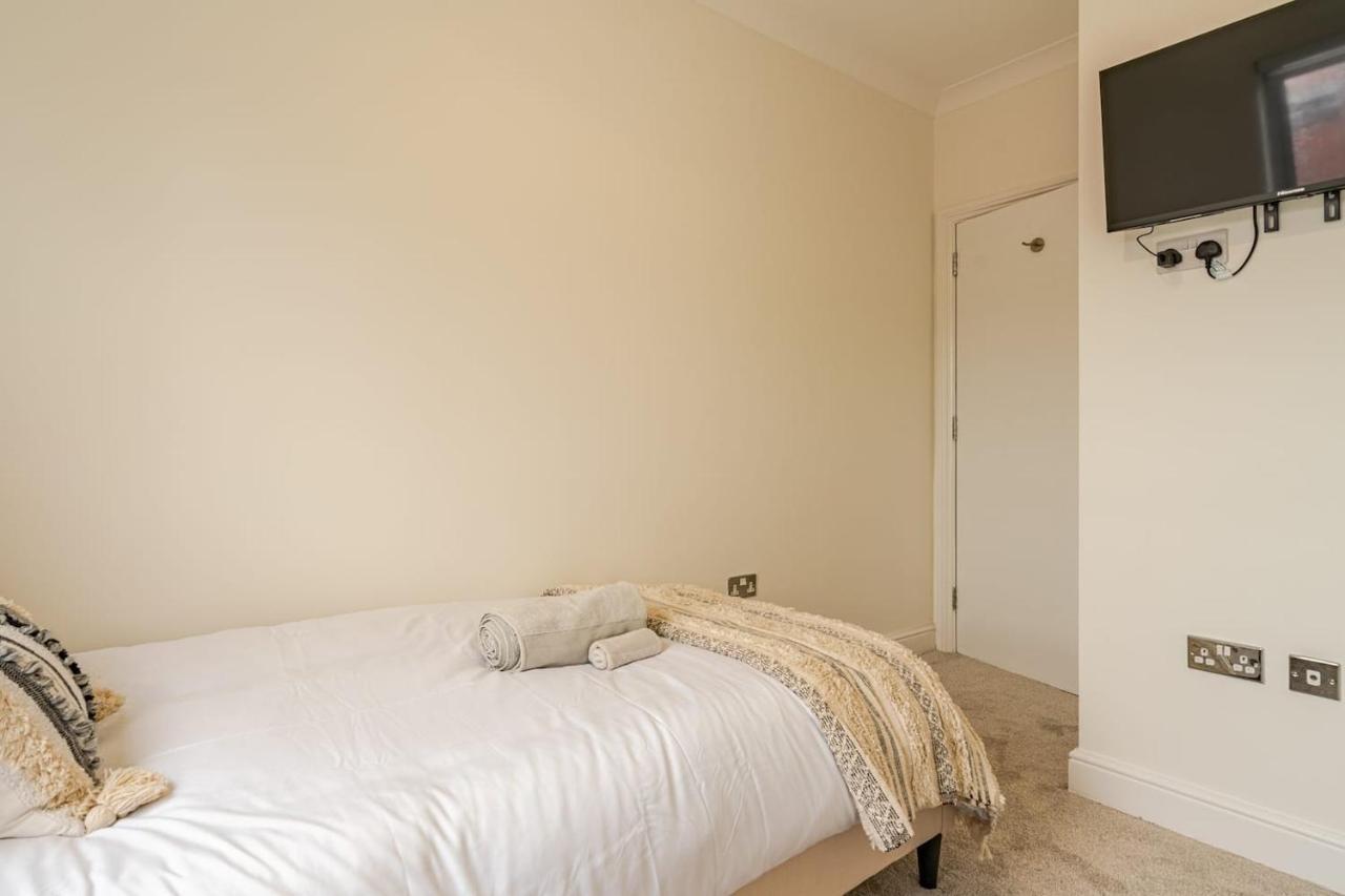 Cosy Penthouse In Centre With Free Parking & Wrap Around Balcony Birmingham