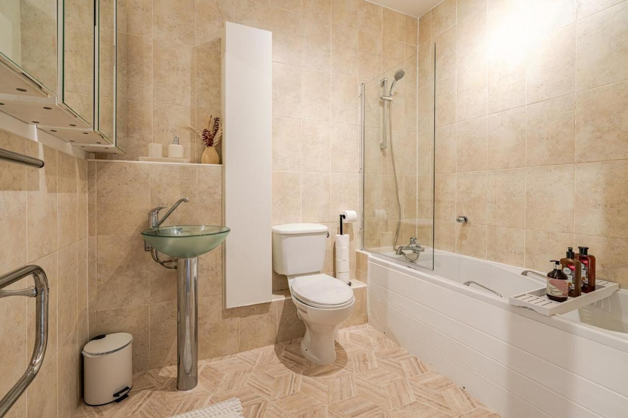 Cosy Penthouse In Centre With Free Parking & Wrap Around Balcony Apartment *