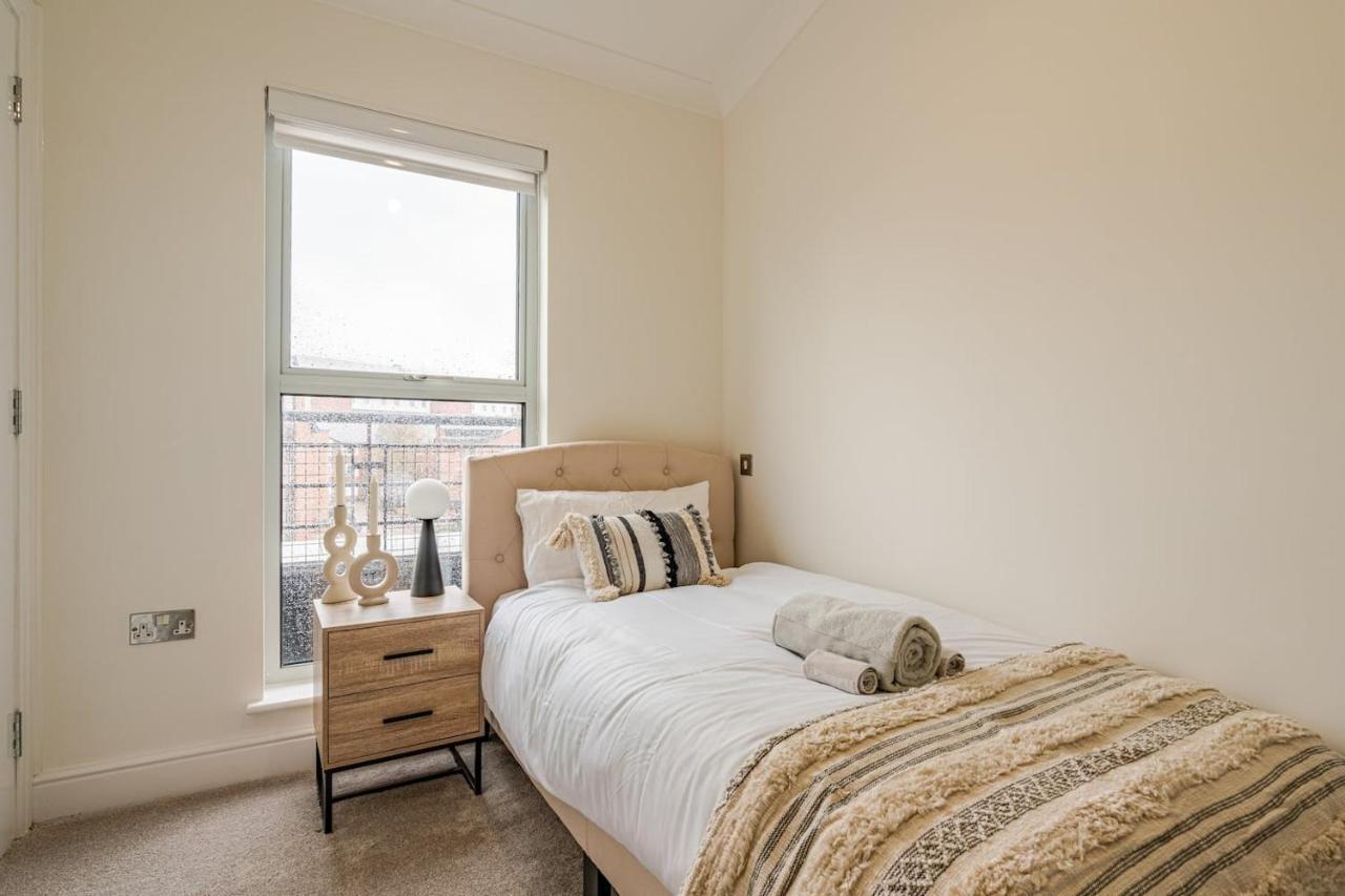 Cosy Penthouse In Centre With Free Parking & Wrap Around Balcony *