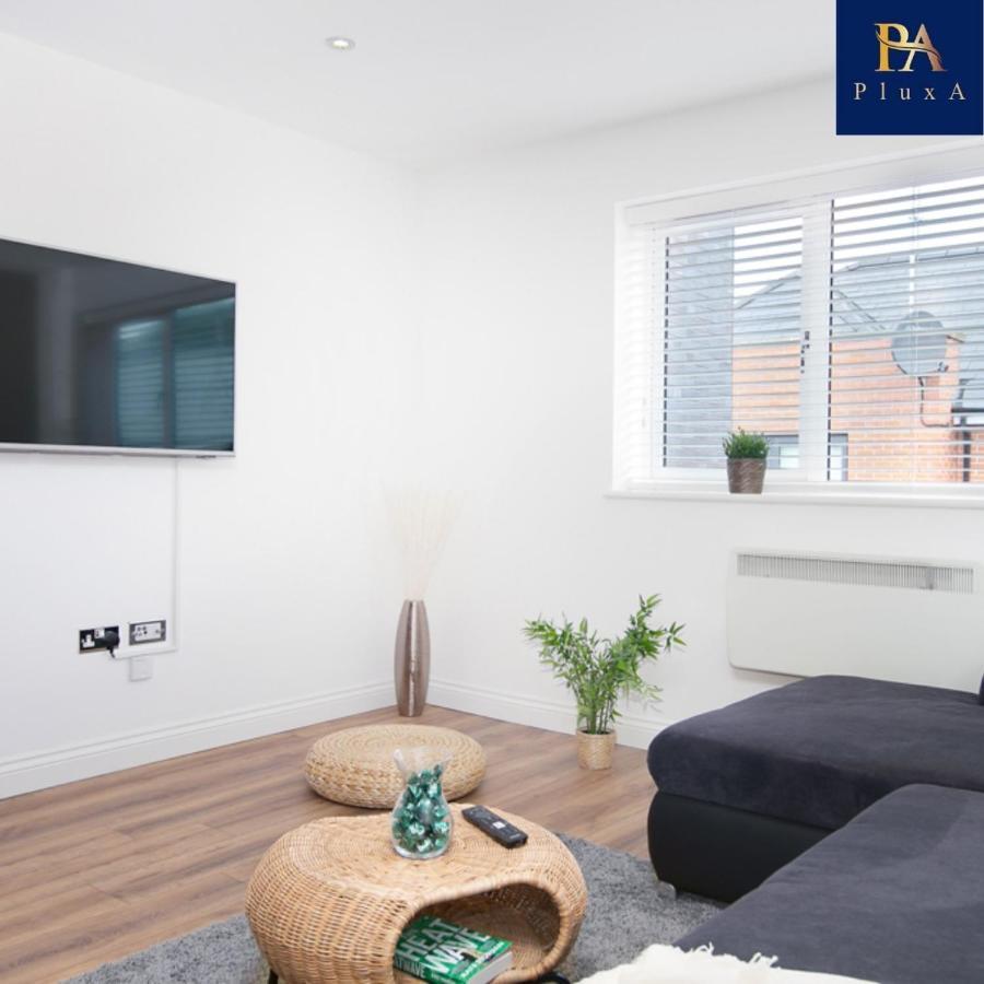 Pluxa Mint Bliss - Stylish With Workspace Apartment Birmingham