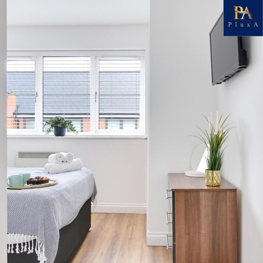 Pluxa Mint Bliss - Stylish With Workspace Apartment *