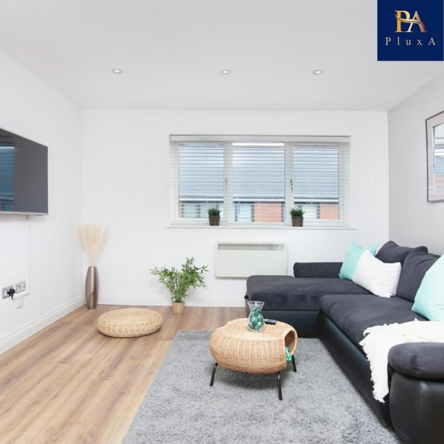 Pluxa Mint Bliss - Stylish With Workspace Apartment