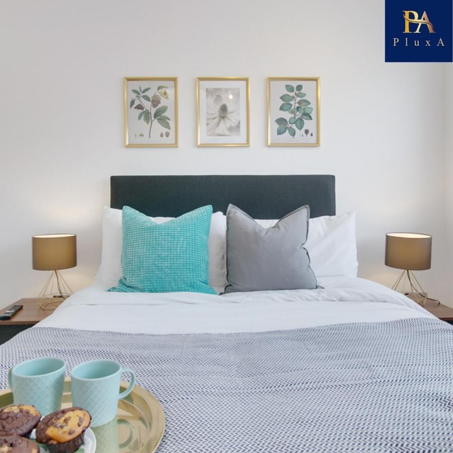 Apartment Pluxa Mint Bliss - Stylish With Workspace