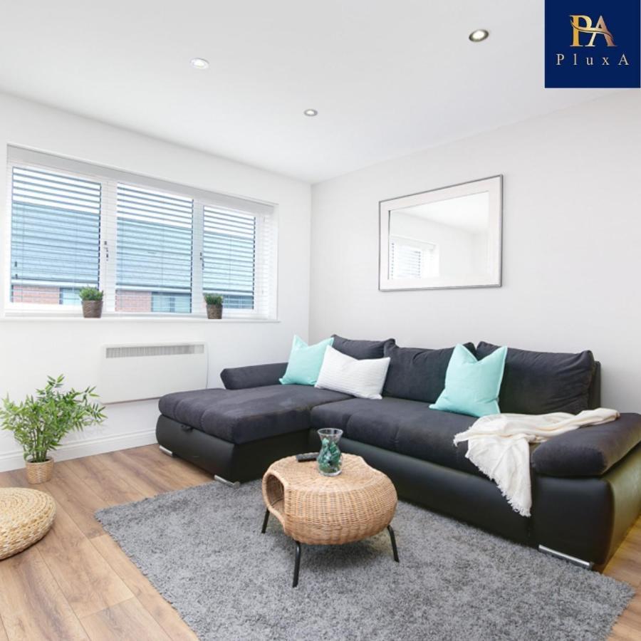 Pluxa Mint Bliss - Stylish With Workspace Apartment Birmingham