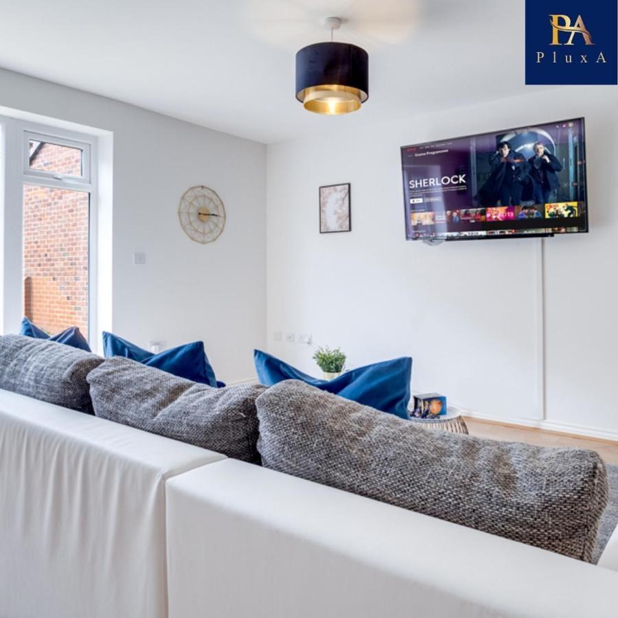 Pluxa Royal Azul 4 Bedroom House With Car Park Birmingham