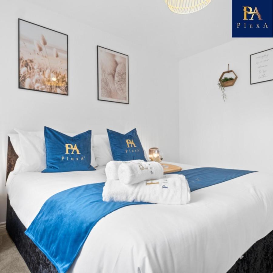 Pluxa Royal Azul 4 Bedroom House With Car Park