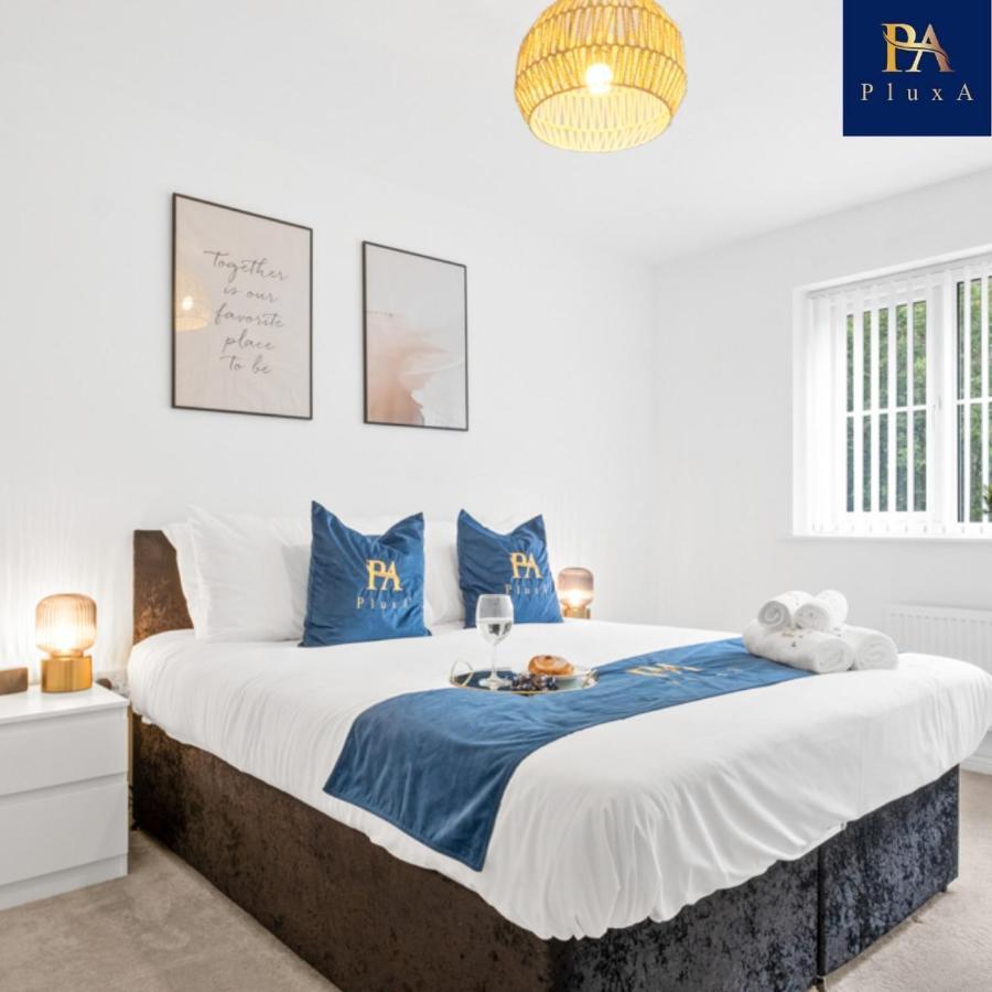 Pluxa Royal Azul 4 Bedroom House With Car Park Birmingham